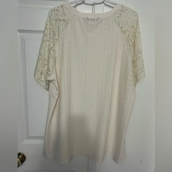 BloomChic Blouse with lace sleeves - Picture 2 of 3